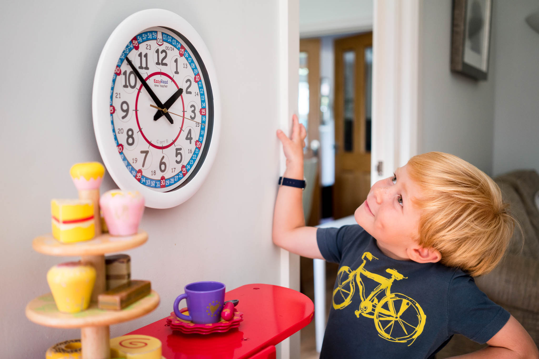 EasyRead Time Teacher Horloge Enfant - Horloge Enfant Apprentissage -  Horloges d'enseignement pour Enfants pour la Classes, la Chambre, l'école à  Domicile - Horloge d'apprentissage Enfants (29 cm) : : Cuisine et